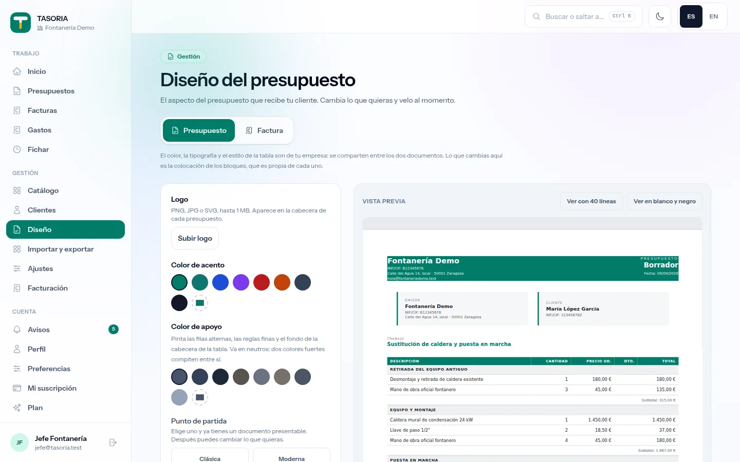 Pantalla de ordenador con los ajustes de diseño del presupuesto a la izquierda y la vista previa del documento a la derecha