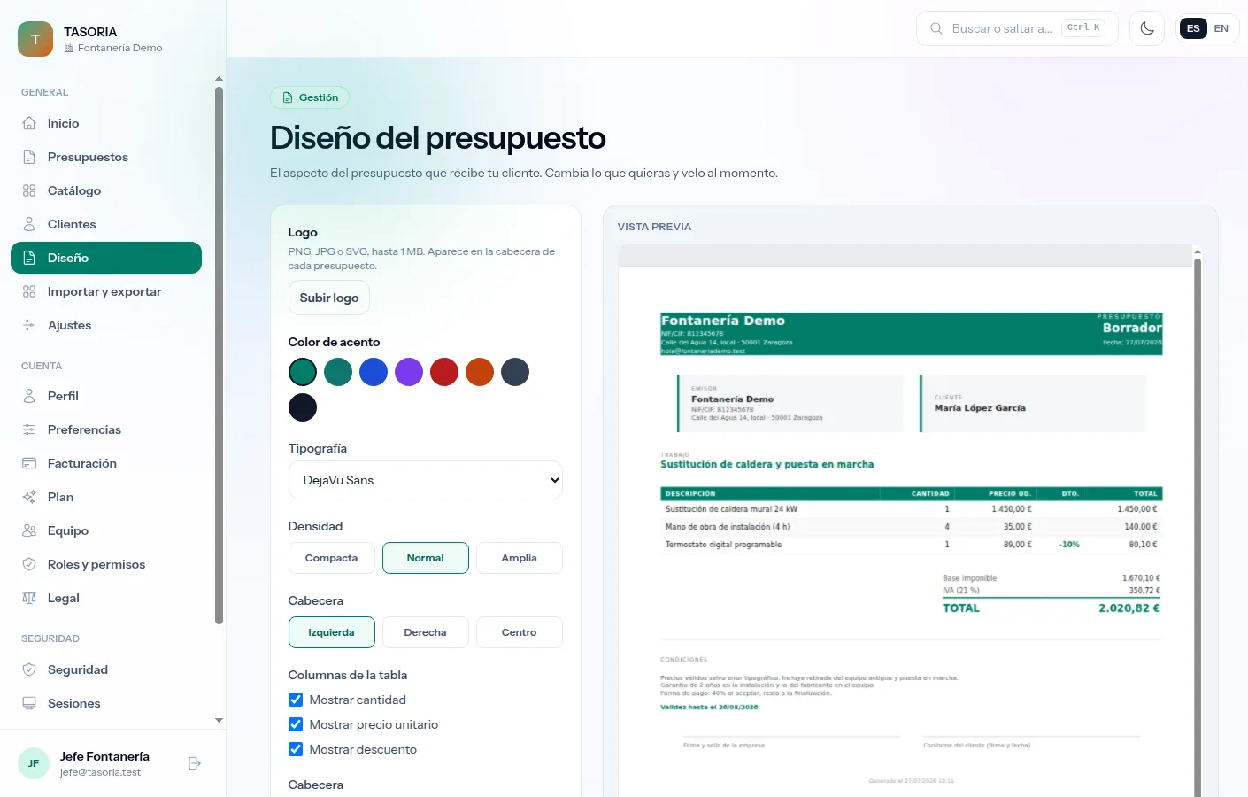 Pantalla de ordenador con los ajustes de diseño del presupuesto a la izquierda y la vista previa del documento a la derecha